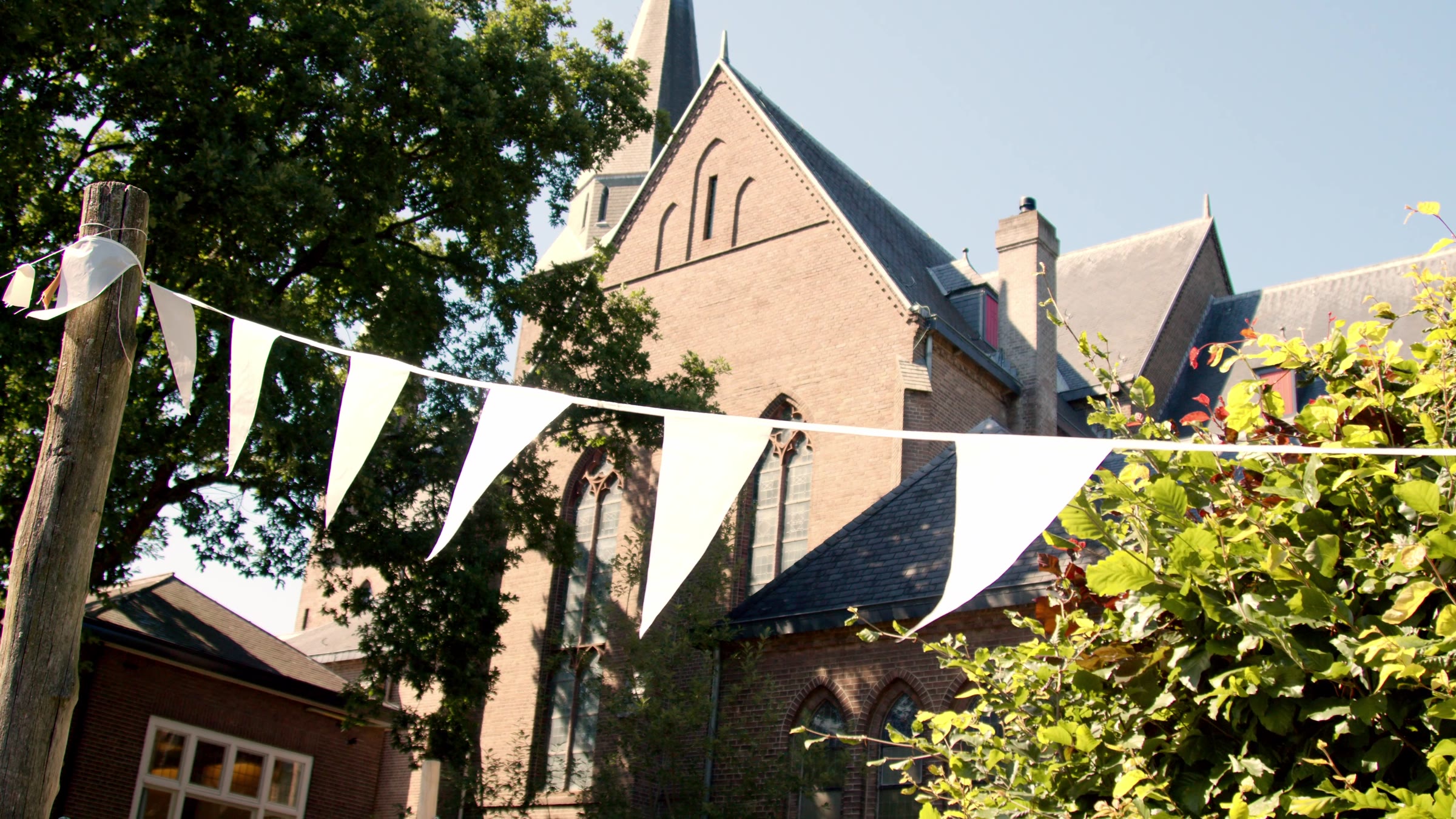 Kerk met vlaggetjes op een trouwdag
