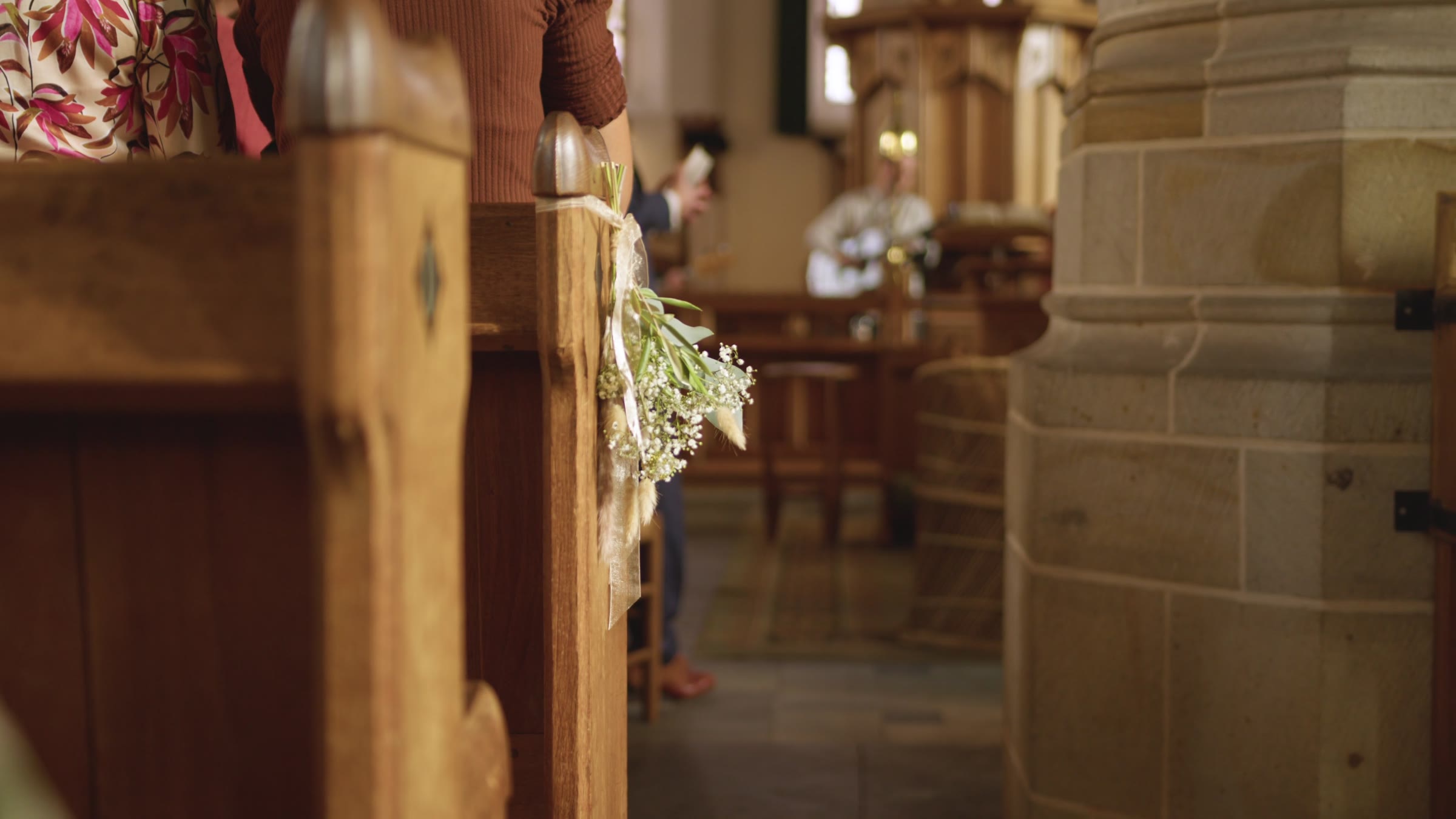 Bloemen aan een kerkbank